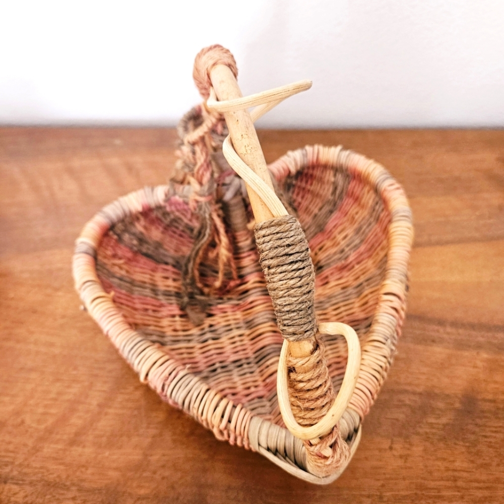 Wicker Basket Heart Shaped Buttocks Style Multicolor Willow Handle